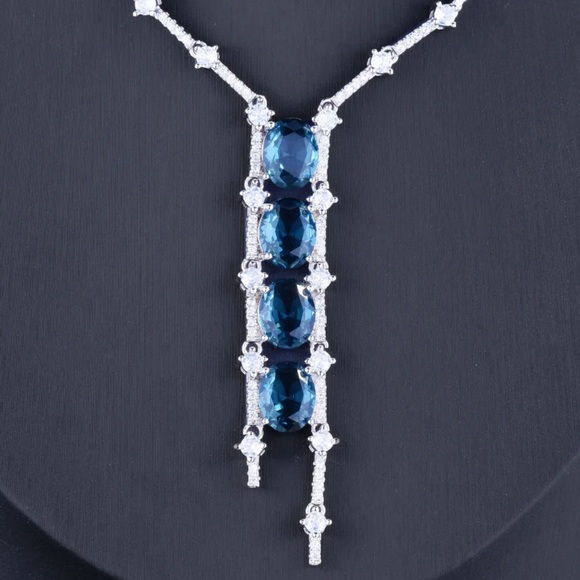 🎁 Blue Crystal Bar Necklace - Picture 3 of 9